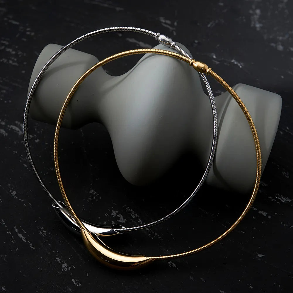 Arc Moon Necklace – Timeless Minimalist Elegance